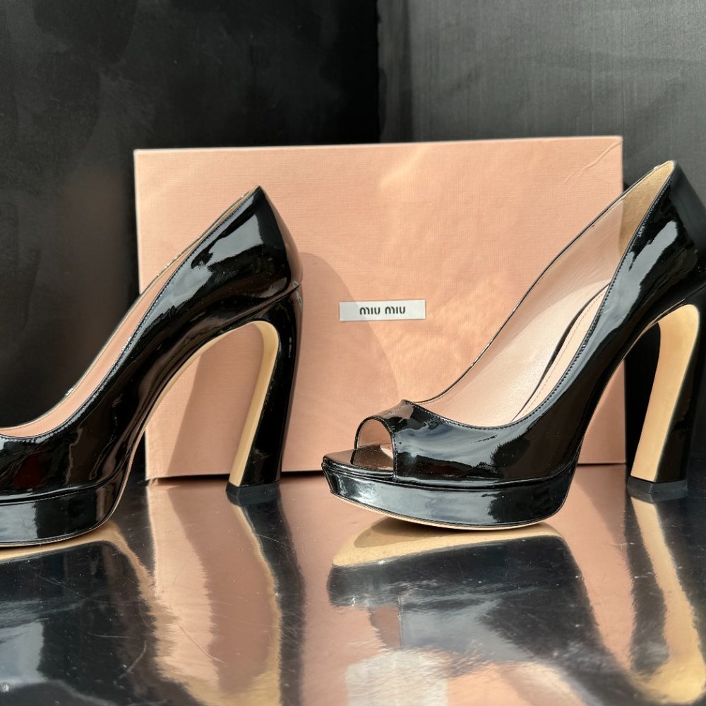 Miu Miu Black Patent Leather Curved Heel Open Toe Vernice Platform PumpsResort 2
